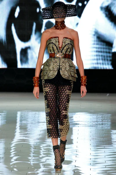 Look 3